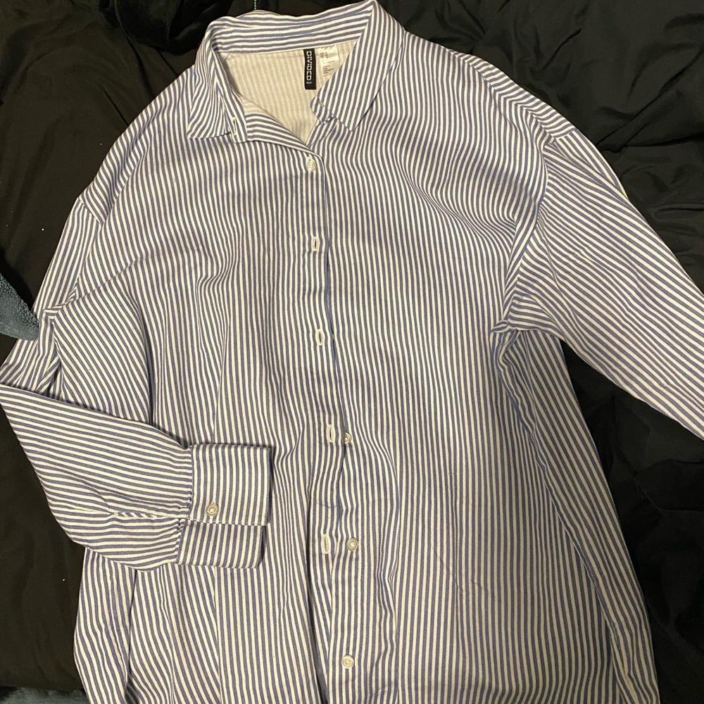 divided h&m white and blue button up long sleeved shirt